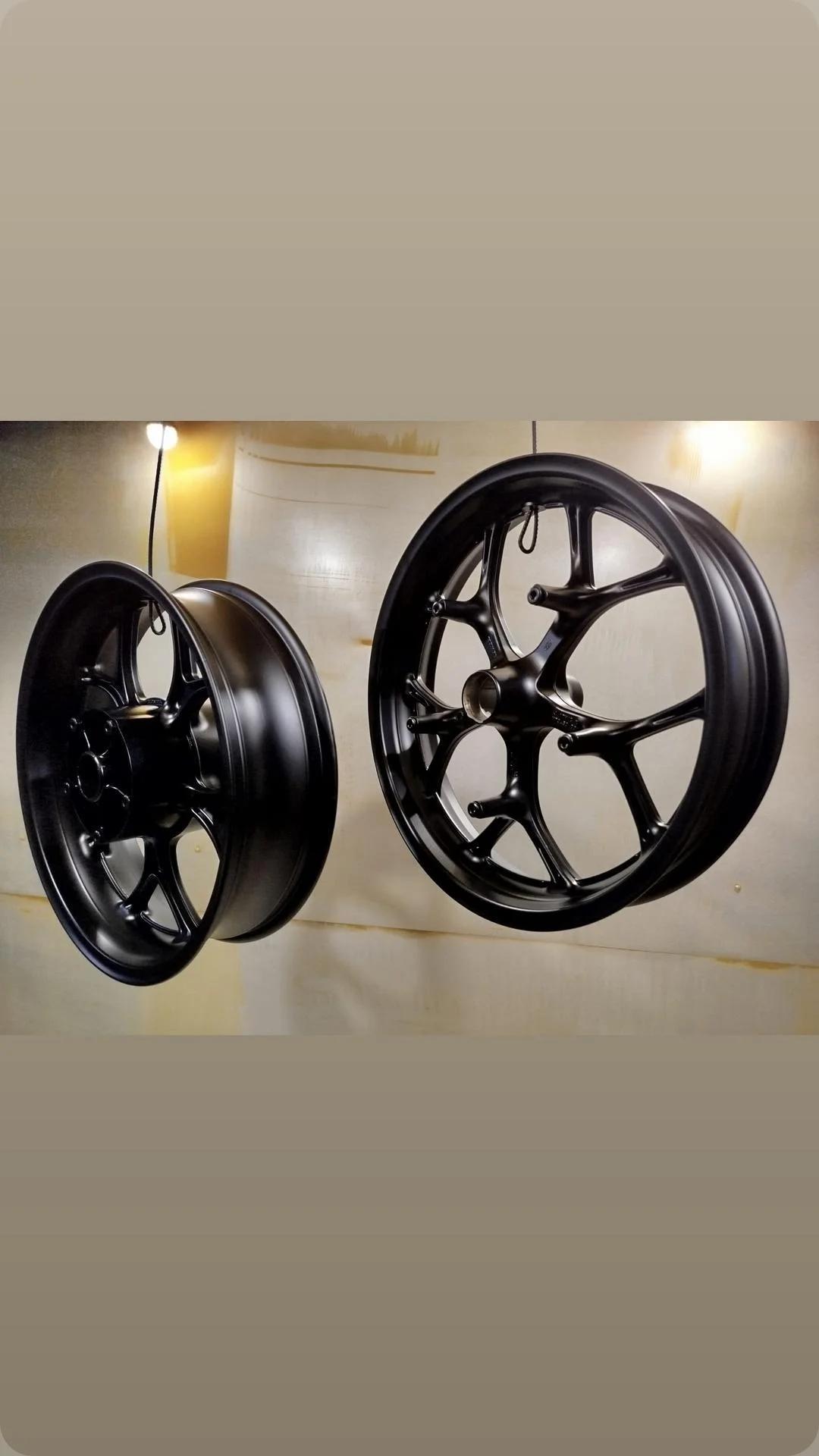 Rodas de moto em preto fosco